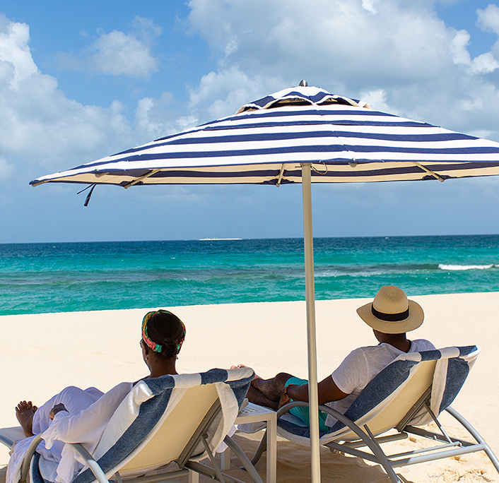 hotelongbay-elevateyourstay-included-services-beach-service-6143959a31941 Relaxing on Beach
